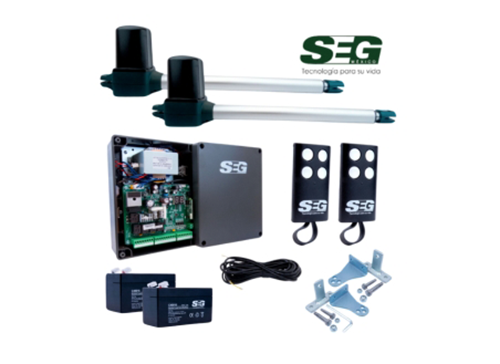 Kit de automatización para puertas, incluyendo sensores, motores, y controlador, con el logo de SEG.