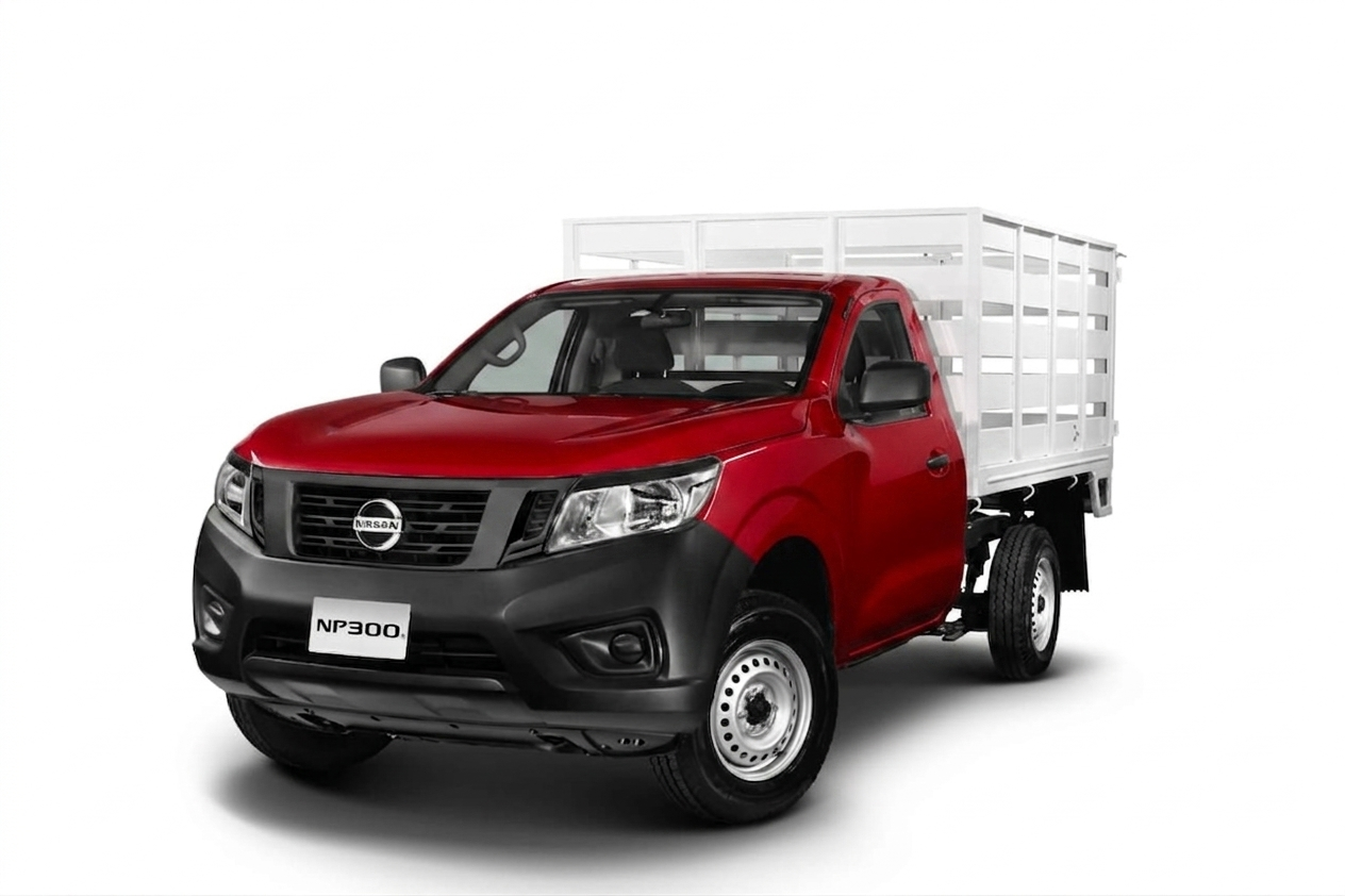 Camioneta Nissan NP300 de color rojo con caja abierta blanca.