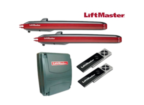 Conjunto de componentes de un sistema de puerta automática LiftMaster, que incluye dos sensores, un motor y dos controles remotos.